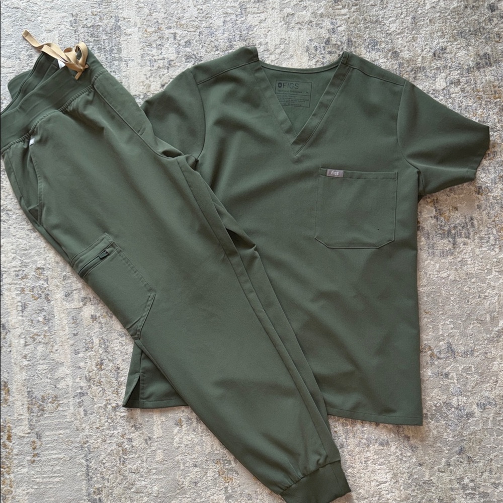 Figs Hunter Green Scrub Ensemble